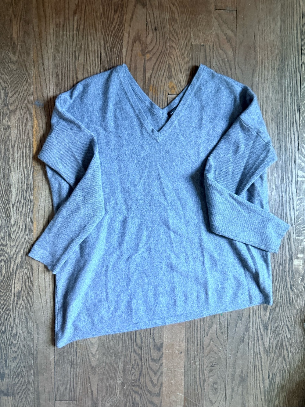 Saks Fifth Avenue 100% Cashmere V-Neck Sweater in Light Gray